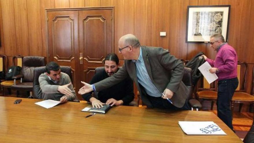 Baltar tiende la mano a los portavoces del PSOE y BNG en la primera reunión de la comisión.  // Iñaki Osorio