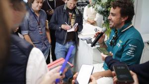 Fernando Alonso habla con la prensa en Imola