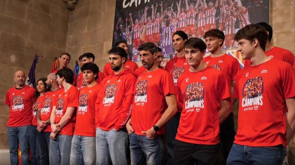 La plantilla del ConectaBalear Manacor, en la recepción en el Consolat del Mar