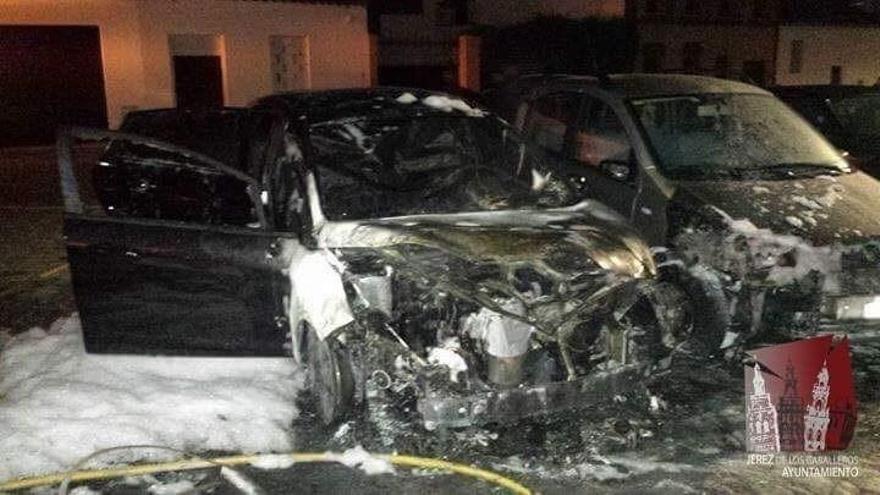 Dos coches acaban calcinados tras la quema de contenedores en un acto vandálico en Jerez de los Caballeros