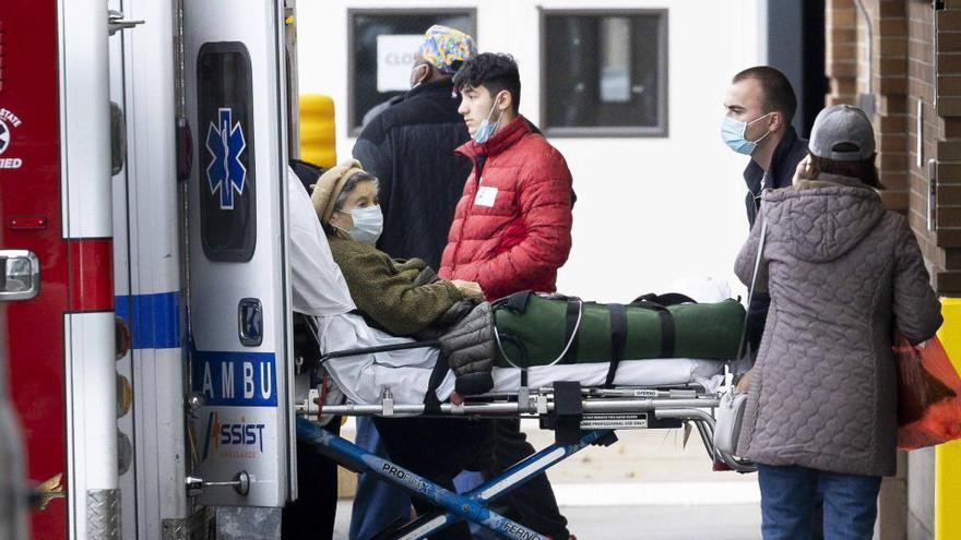 Paramédicos atienden a un paciente en el hospital de Nueva York.