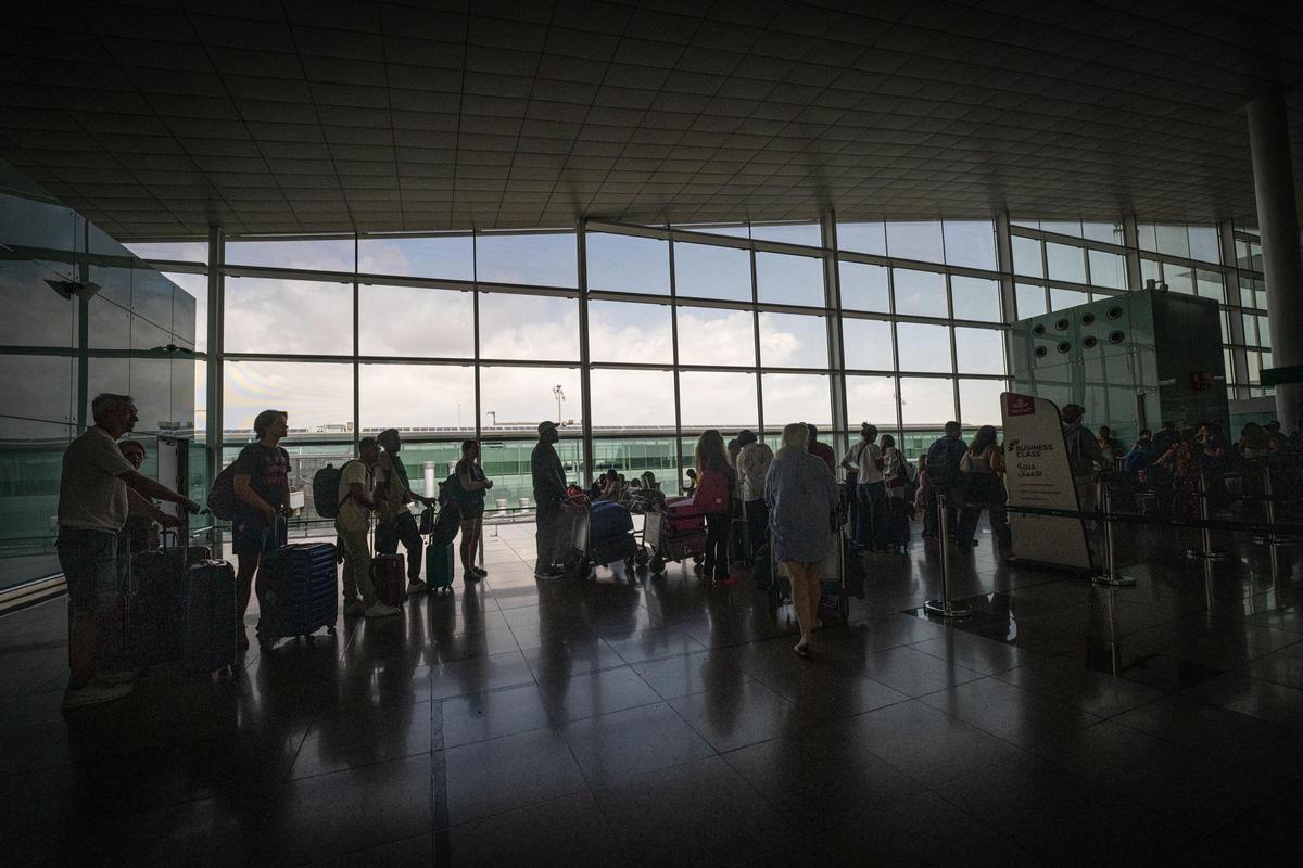 Pasajeros en el aeropuerto de Barcelona-El Prat durante una jornada de huelga de personal Pasajeros en el aeropuerto de Barcelona-El Prat durante una jornada de huelga de personal