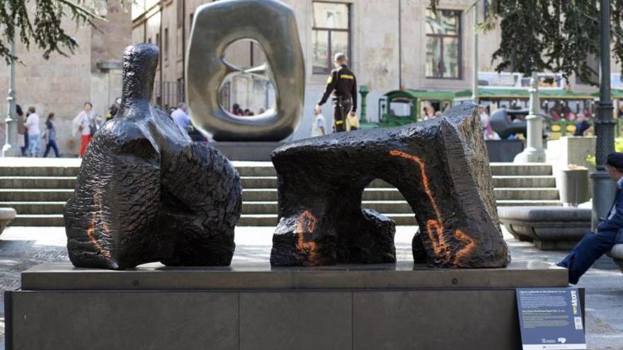 Las esculturas de Henry Moore en Salamanca sufren las pintadas vandálicas