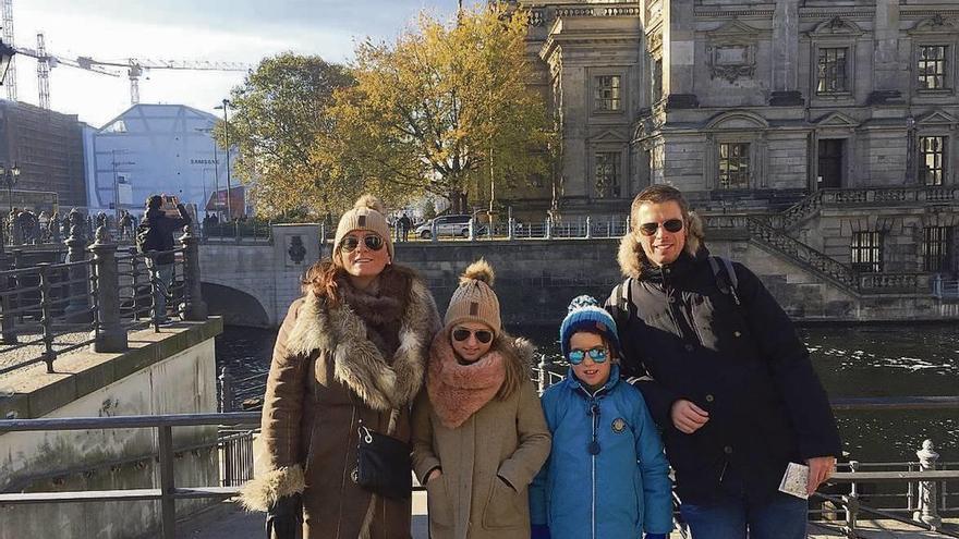 Chelo Martín Barrio, con sus hijos y su marido durante un viaje a Berlín, ciudad cercana a Lieja.