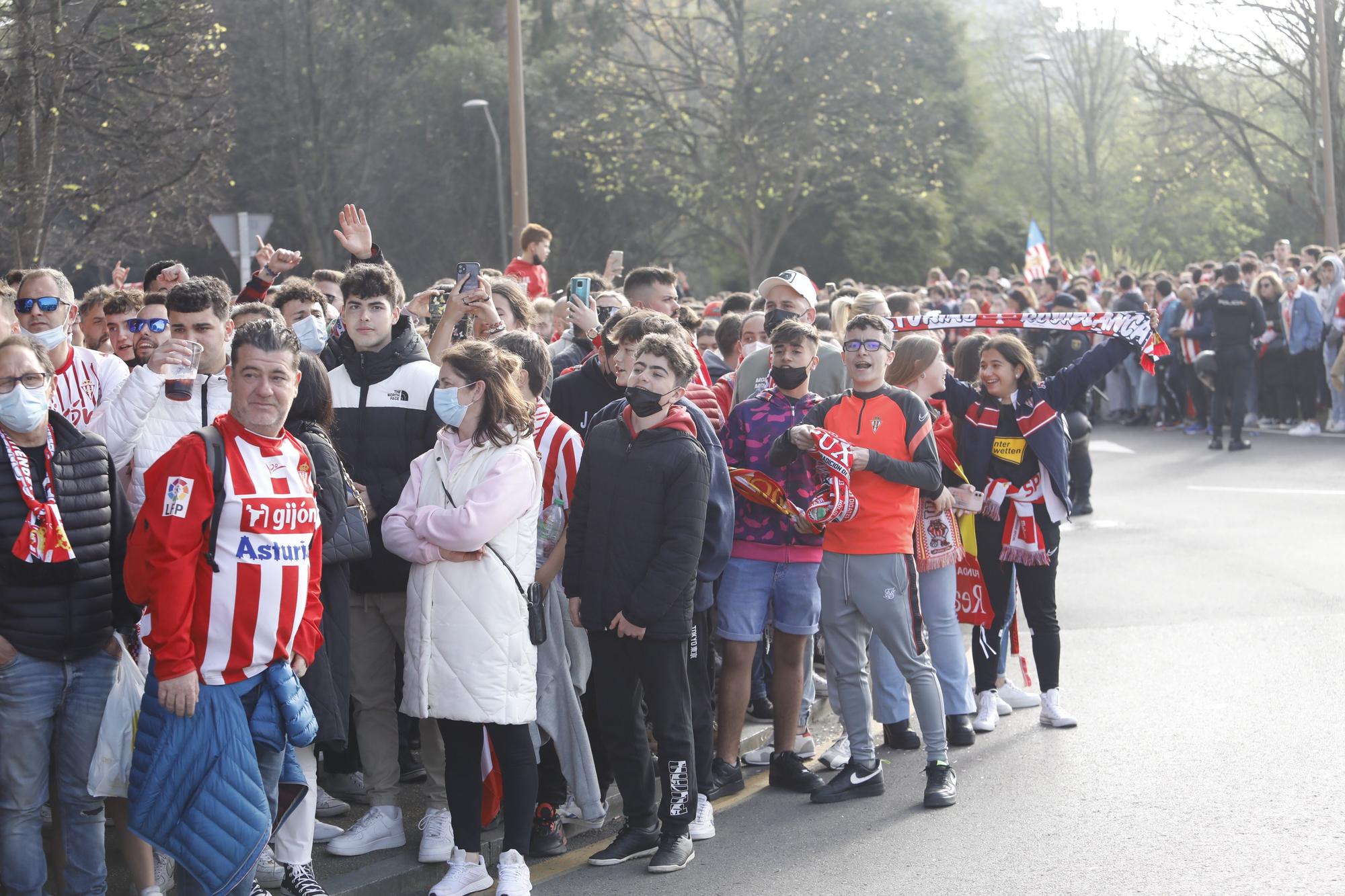 EN IMÁGENES: Así fue el recibimiento al autobús del Sporting en El Molinón