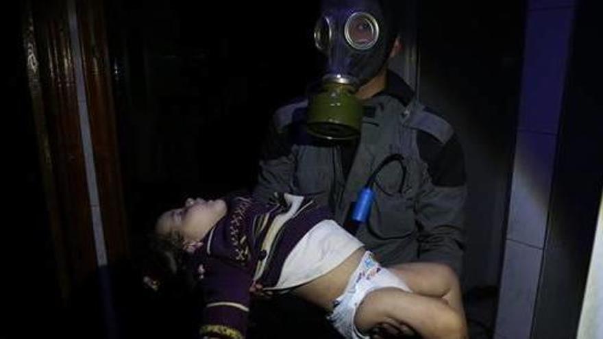 Un casc blanc de Síria porta en braços un nen després de l&#039;atac amb armes químiques