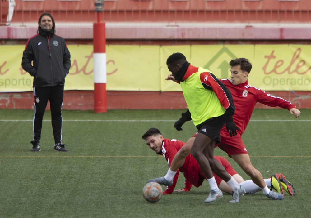 El CD Acero del Port de Sagunt entrena en el estadio Fornás antes del encuentro frente al Torrent