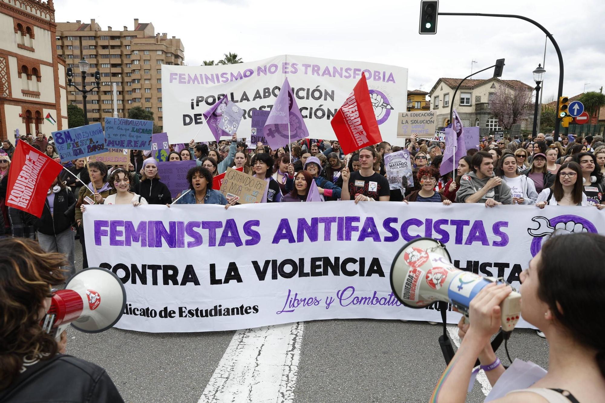 EN IMÁGENES: Carrozas, batucada y pancartas: así ha sido la multitudinaria manifestación del 8M en Asturias