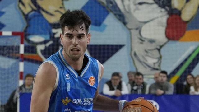 Toni Naspler, durante un ataque del Caja Rural CB Zamora. | JOSE LUIS FERNÁNDEZ