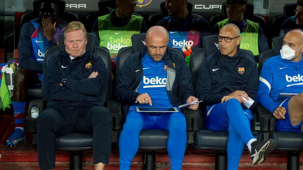 Koeman, junto a sus ayudantes Schreuder, Larsson y De la Fuente durante el Barça-Granada. Koeman, junto a sus ayudantes Schreuder, Larsson y De la Fuente durante el Barça-Granada.