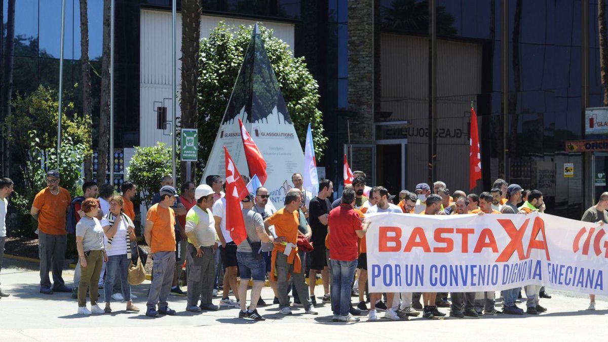 Grupo de trabajadores en la protesta de ayer, delante de la factoría de la empresa en O Espiño. |  // BERNABÉ/JAVIER LALÍN