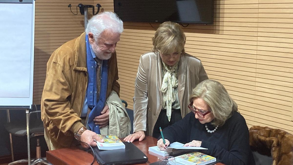 La catedrática de Literatura María Jesús Pérez Ortiz firma ejemplares de su libro sobre el teatro musical breve en la Sala María Cristina..