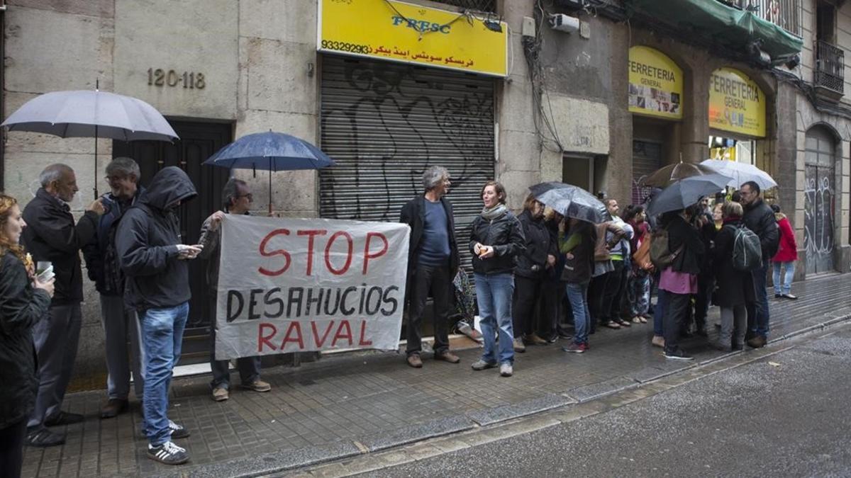 Desahucio en el Raval, en noviembre del 2016.