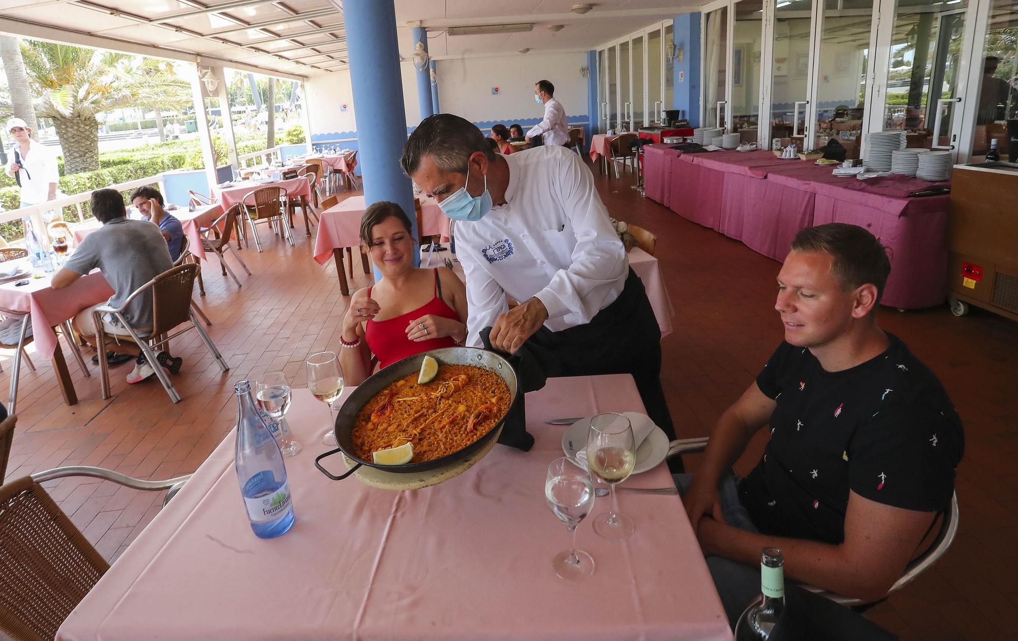 Una jornada de servicio en uno de los bastiones de la paella: La Pepica