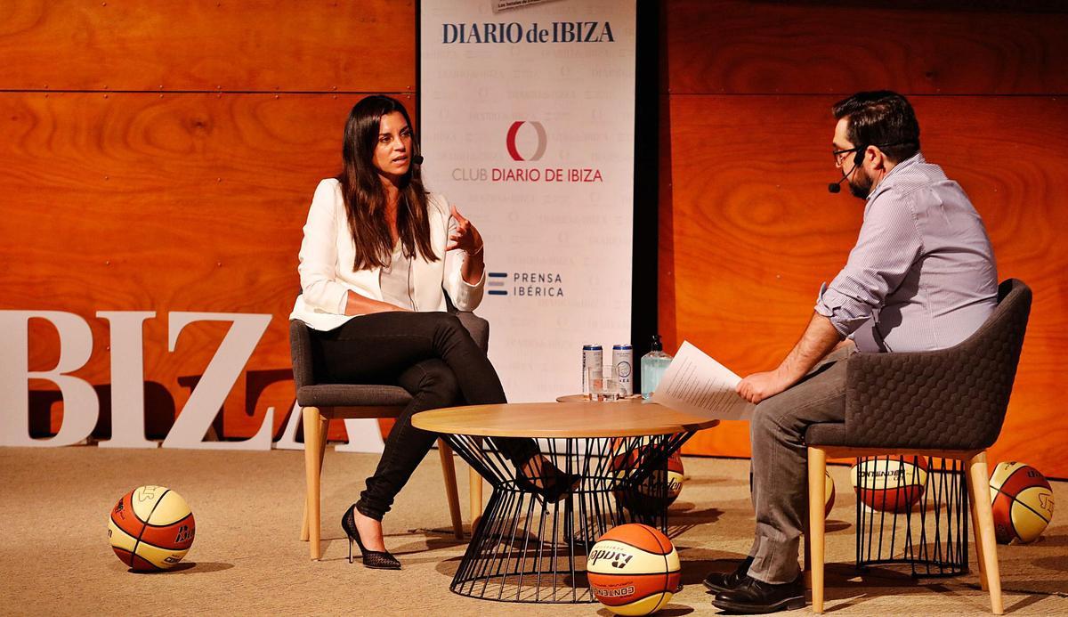 Lorena Torres y el periodista Paco Murillo, ayer en el coloquio celebrado en el Club Diario. | JUAN A. RIERA