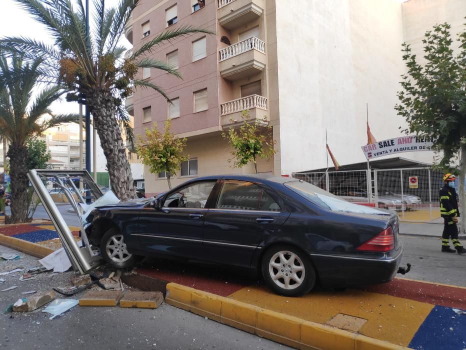 El conductor ha perdido el control del vehículo cuando enfilaba la avenida desde la curva del palangre, por causas que se investigan