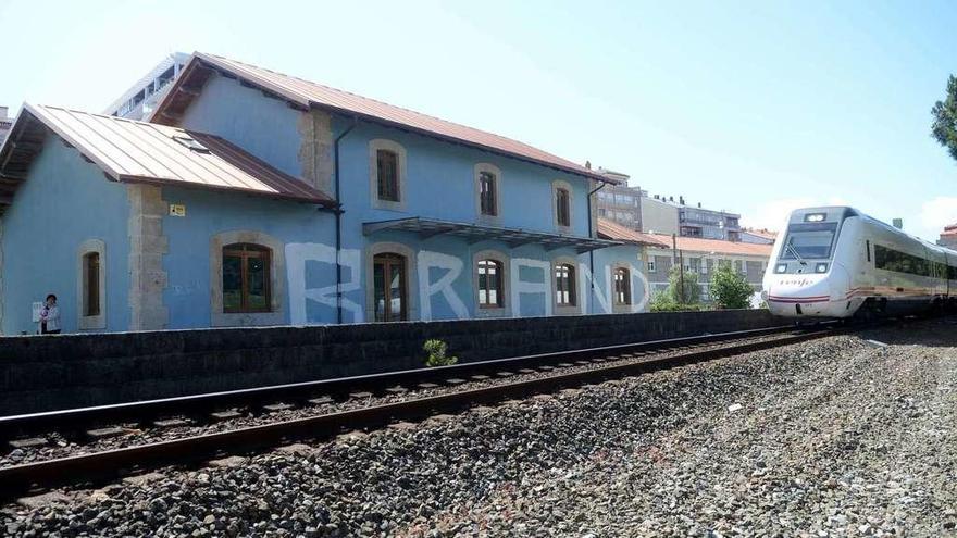 Los trenes pasan de largo por el momento en la estación de Carril, que fue una de las primeras de Galicia. // Noé Parga