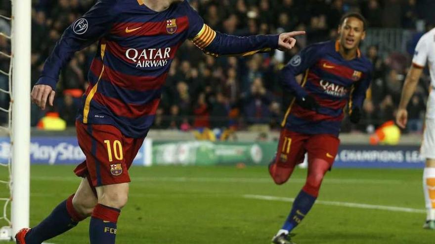 Messi celebra uno de sus dos goles, con Neymar en carrera para felicitarlo.
