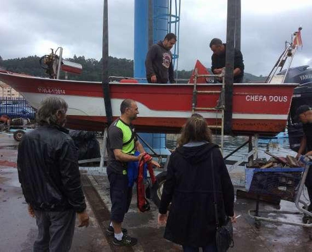 Padre e hijo salvan la vida tras naufragar su lancha y lanzarse al mar ...