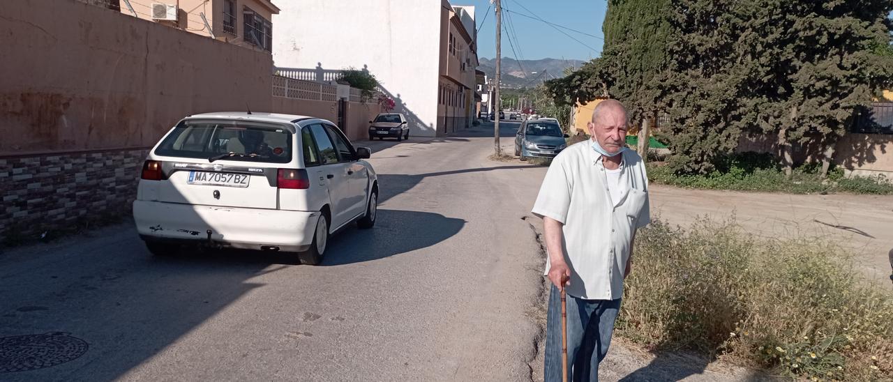 El expresidente de la desaparecida asociación de vecinos de La Noria, Juan Martínez, en un tramo de la calle Decano Olmo y Ayala, de dos direcciones pero sin la suficiente anchura.