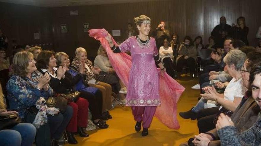 Desfile en el centro cívico de Monelos.