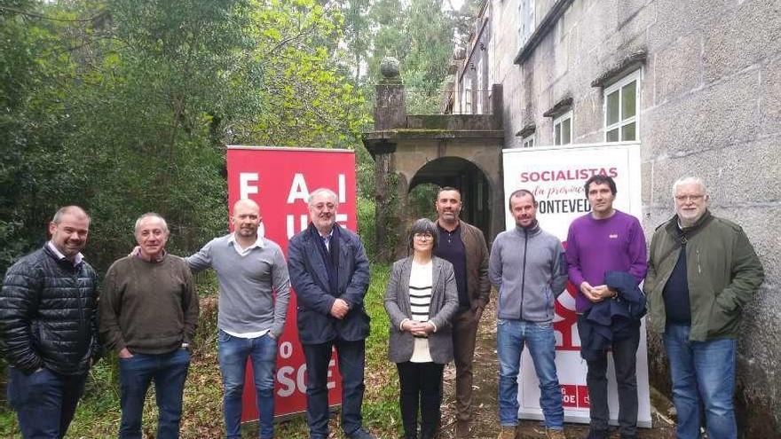 Los dirigentes socialistas ante las escuelas de Covelo. // FdV