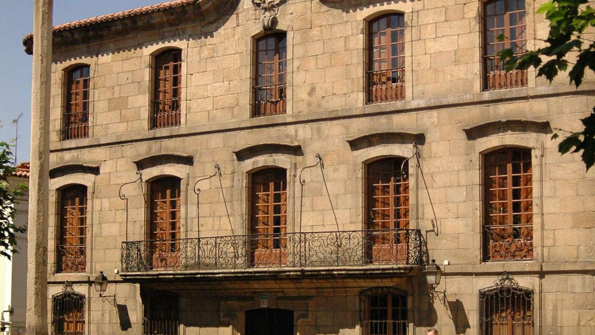 Casa Cornide, situada en la calle Damas y frente a la Colegiata de Santa María del Campo. |   // PABLO CARBALLEIRA