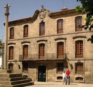 El Concello abre el proceso para recuperar la Casa Cornide revisando su venta a los Franco