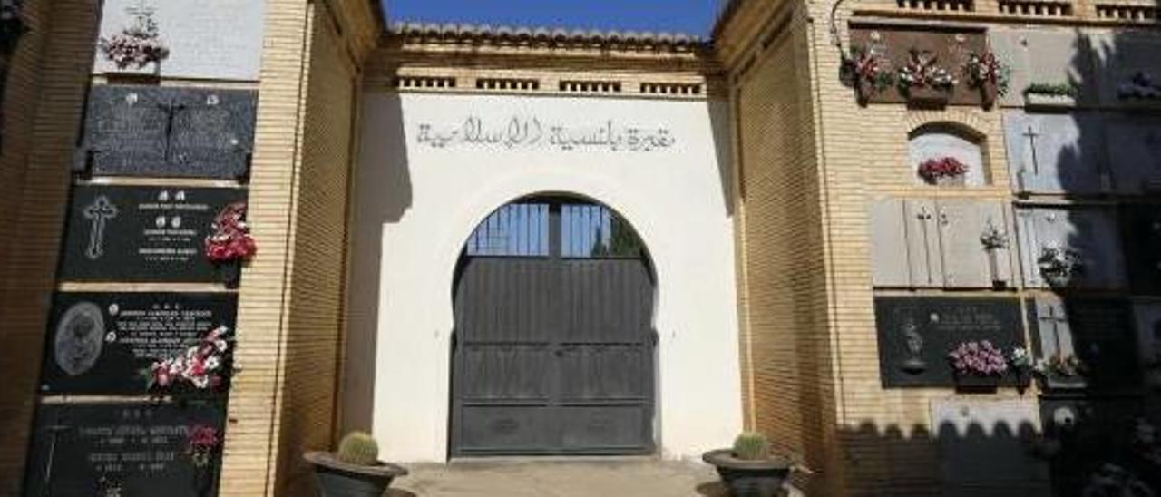 Puerta de la parcela musulmana en el Cementerio General.