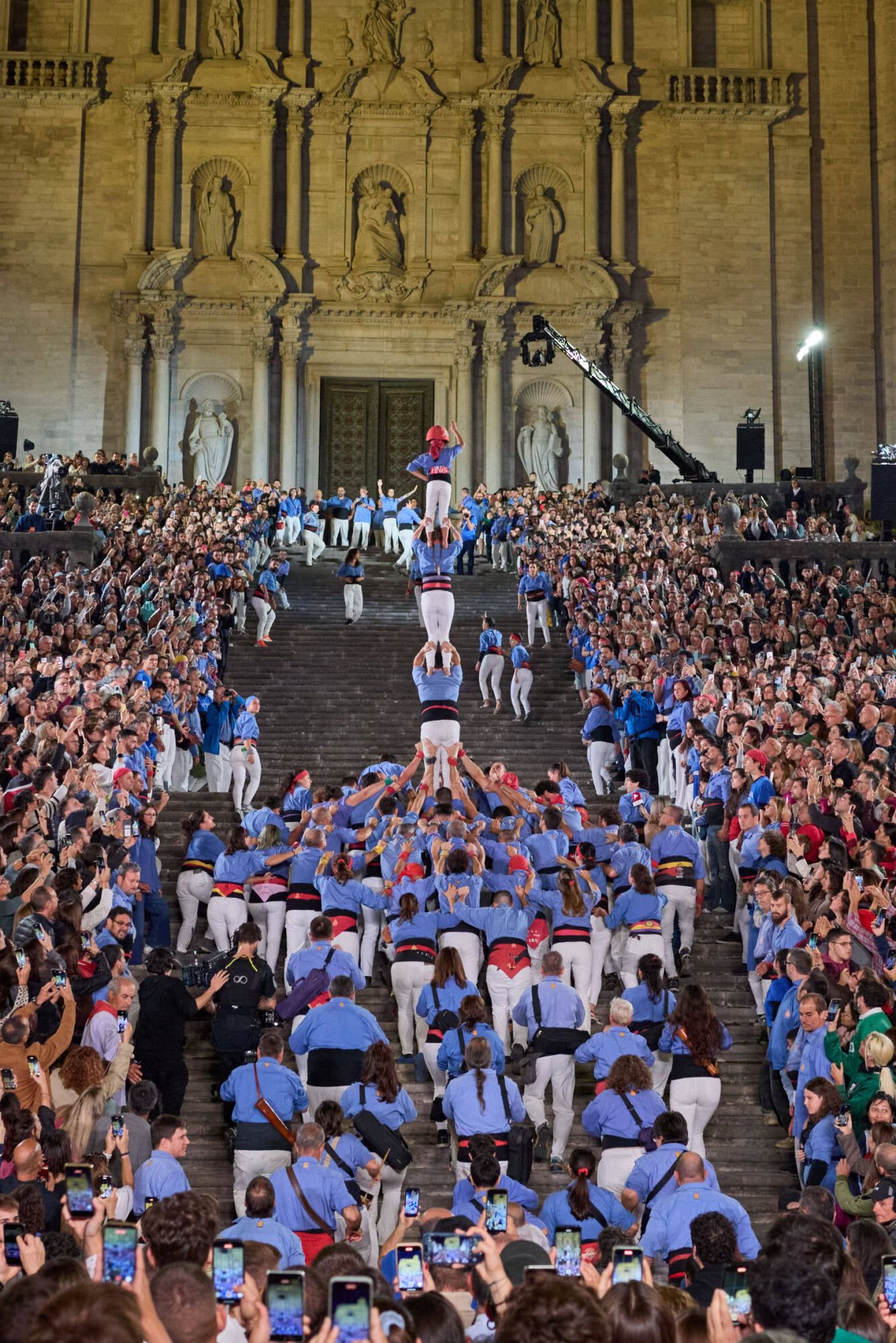 Les imatges de la pujada del pilar de 4 a les escales de la Catedral