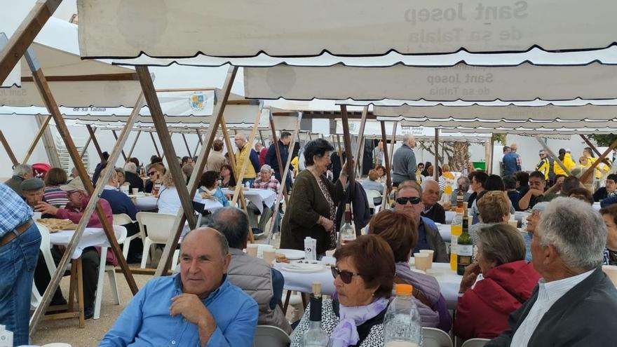 Cientos de personas participaron en la comida solidaria de Manos Unidas. | MANOS UNIDAS