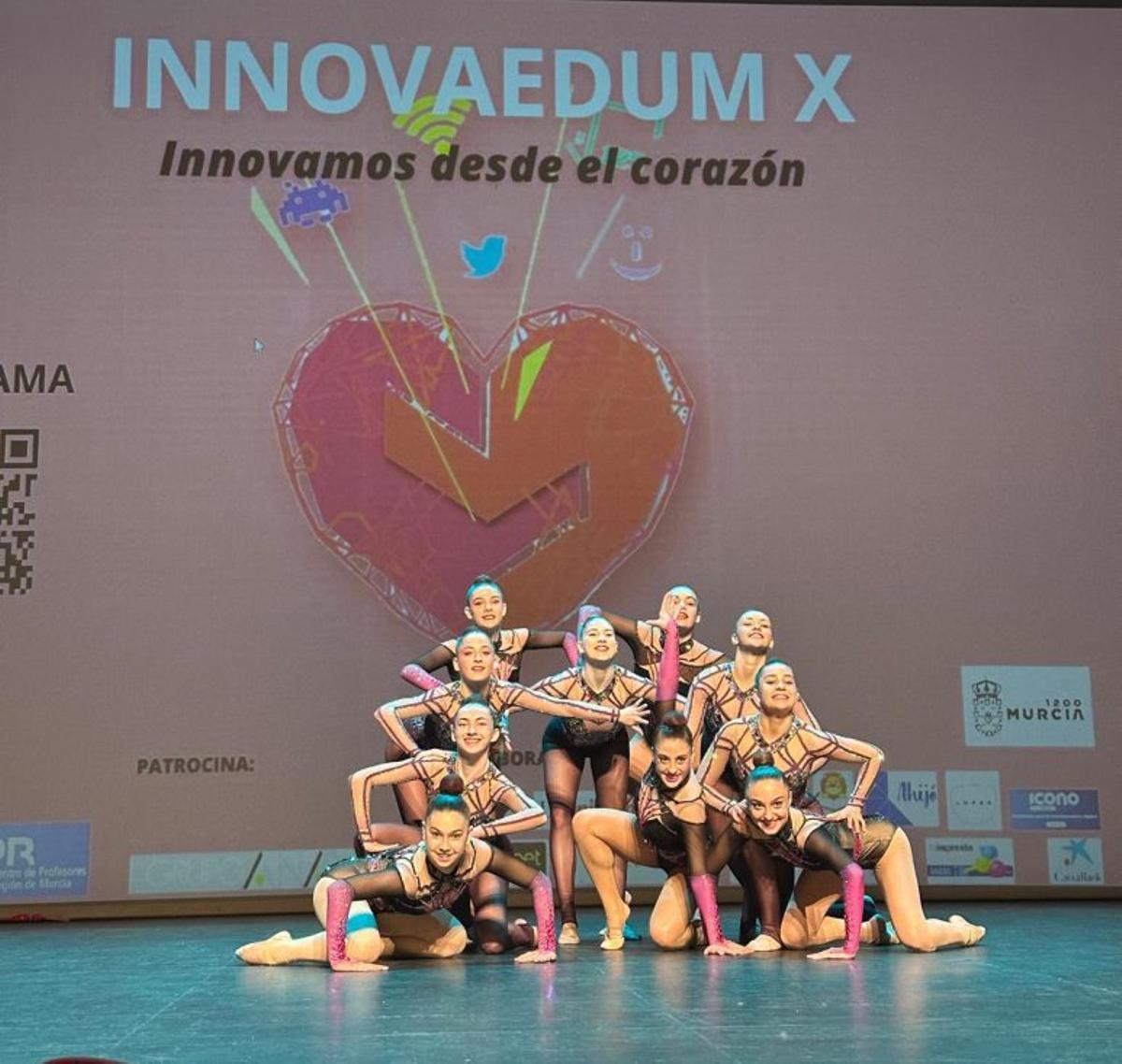 1. Más de ochocientos docentes acudieron al Teatro Circo para presenciar en directo la décima edición de las Jornadas Innovaedum. 2. Imagen de familia durante la entrega de los reconocimientos Direcmur, en el CEIP Cierva Peñafiel. 3. El ponente Javier Urra, el presidente de Direcmur, Rubén Escavy, y el consejero de Educación, Víctor Marín.        4. El equipo de gimnasia Kronos, que maravilló a todos en la apertura. | L.O.