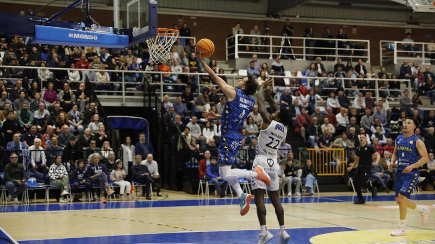 Joaquín Valinotti trata de encestar tras superar a Omar Lo, ayer en el último partido del Alimerka en Pumarín. | FERNANDO RODÍGUEZ