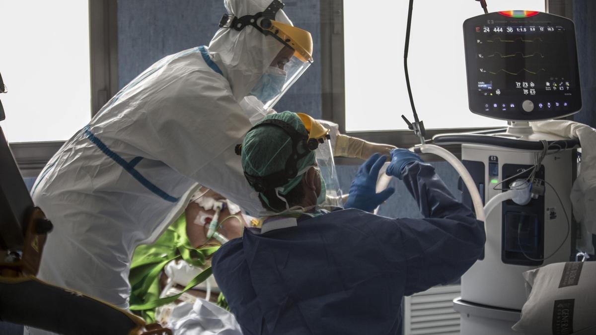 Asistencia a un paciente con coronavirus en la UCI del Hospital de Sant Joan