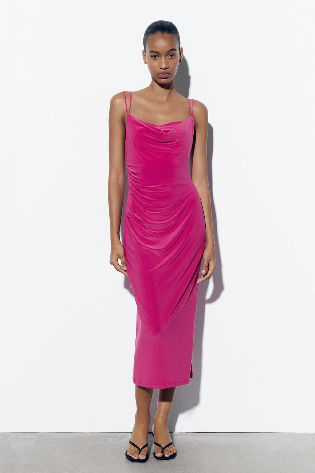 Vestido rosa fucsia con escote drapeado de Zara