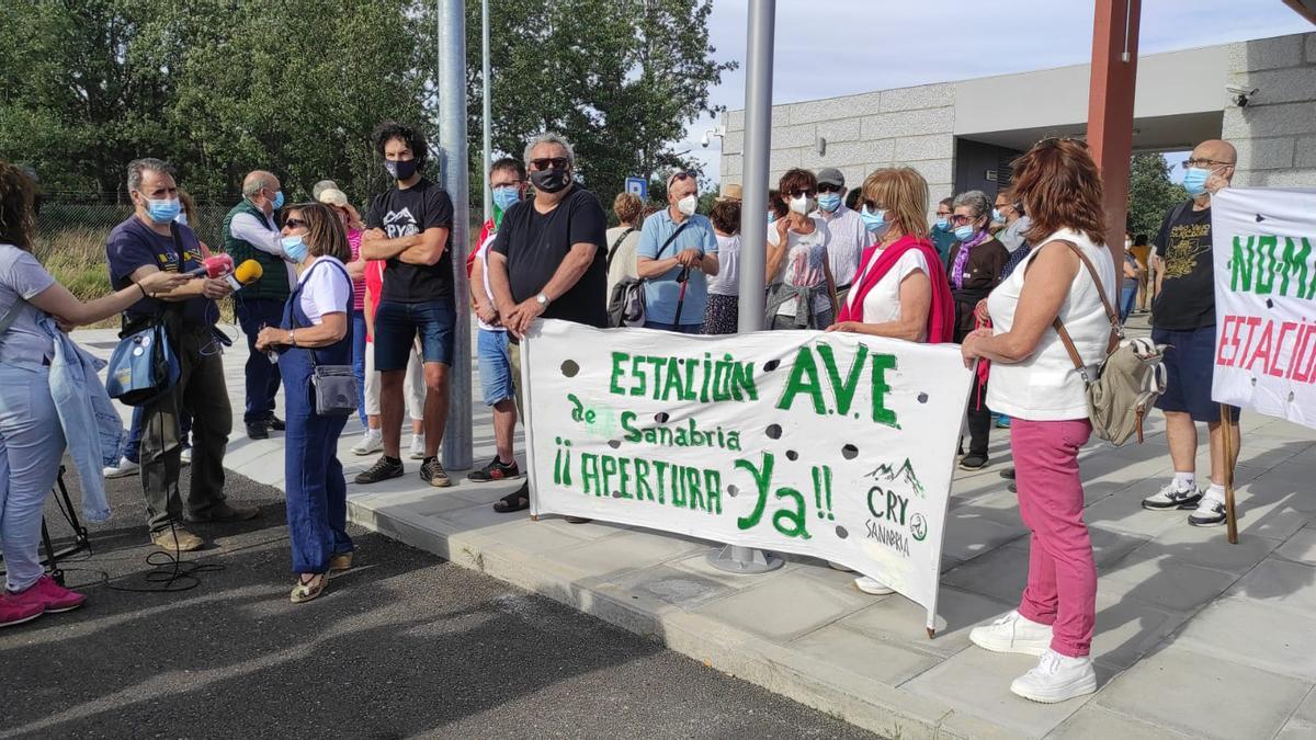 Protesta en la estación del AVE en Otero