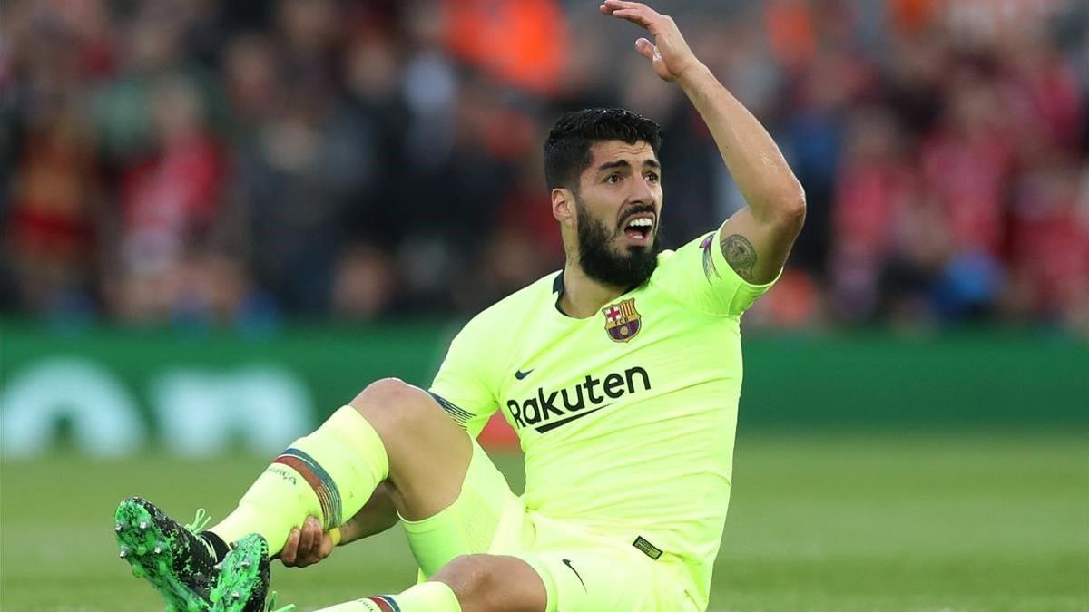 Suárez se lamenta en Anfield donde sufrió una rotura de menisco.