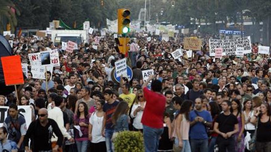 Imagen de la marcha por el Paseo del Parque.