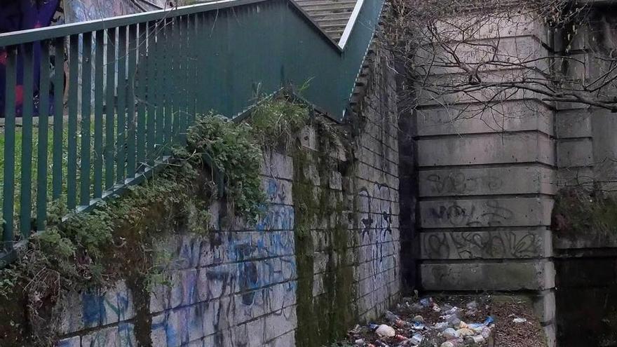 Restos del &quot;botellón&quot; en el entorno del puente de la Perra.