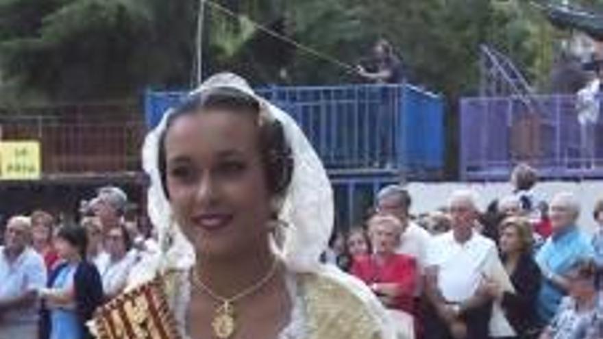 Los vecinos llenaron la basílica. A la derecha, la reina Alejandra Guardino, en la procesión.