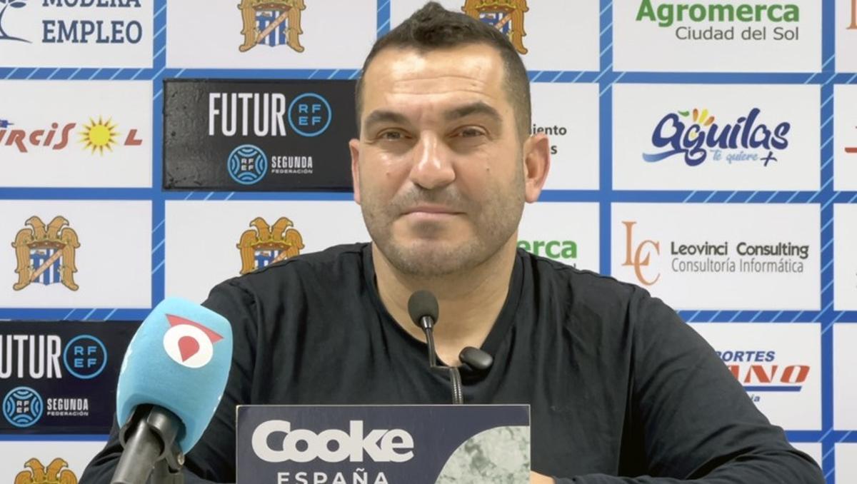 Adrián Hernández, técnico del Águilas, en la previa del encuentro