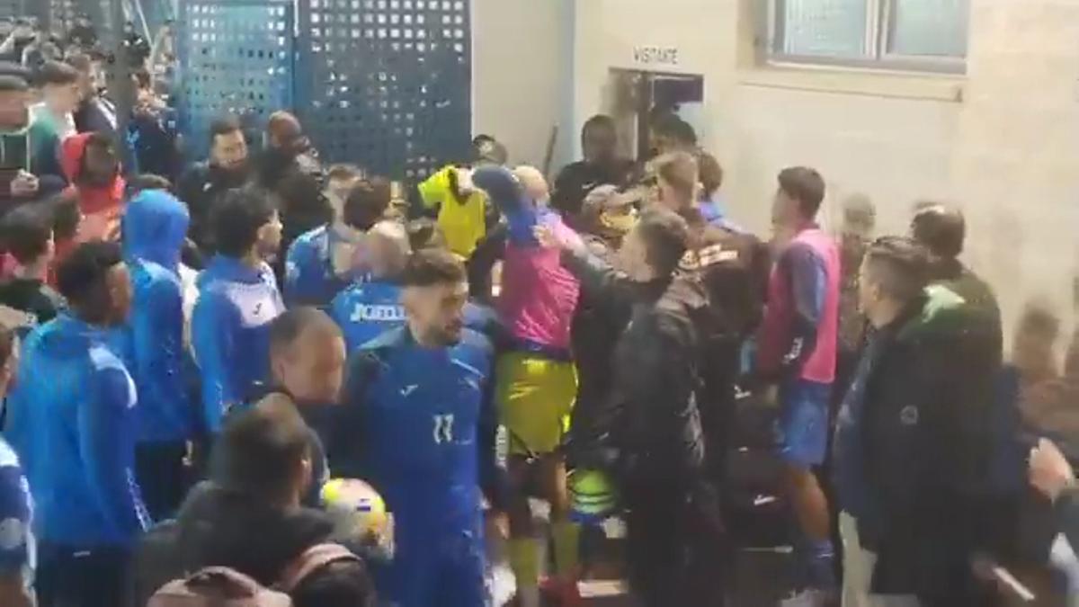 Momentos de tensión a las puertas del vestuario de los árbitros en el Águilas-UCAM
