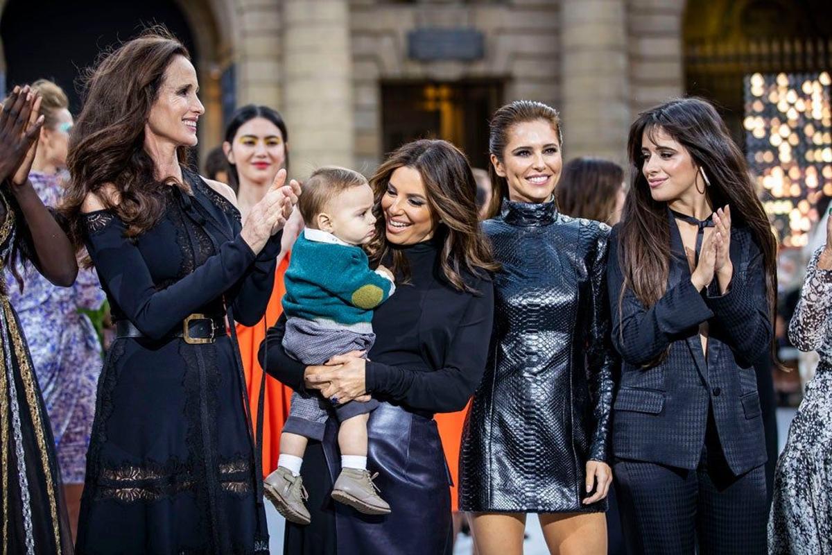 Eva Longoria subió a su hijo Santiago al escenario en 'Le Défile' de L'Oréal Paris