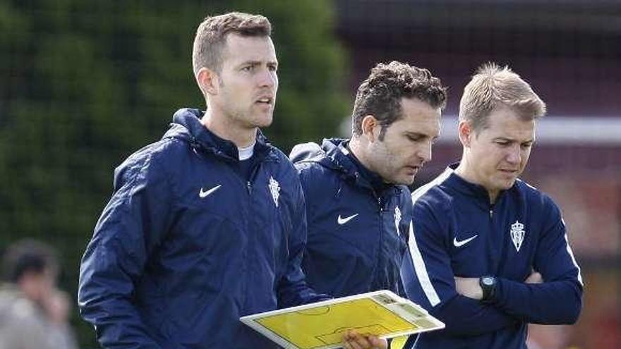 José Ramón Rodríguez, Baraja y Manu Poblaciones charlan durante un entrenamiento del Sporting en Mareo.