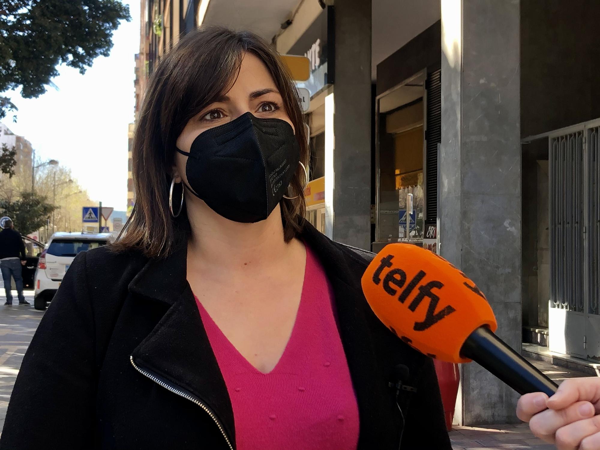 Le edil socialista María García en la parada de taxis