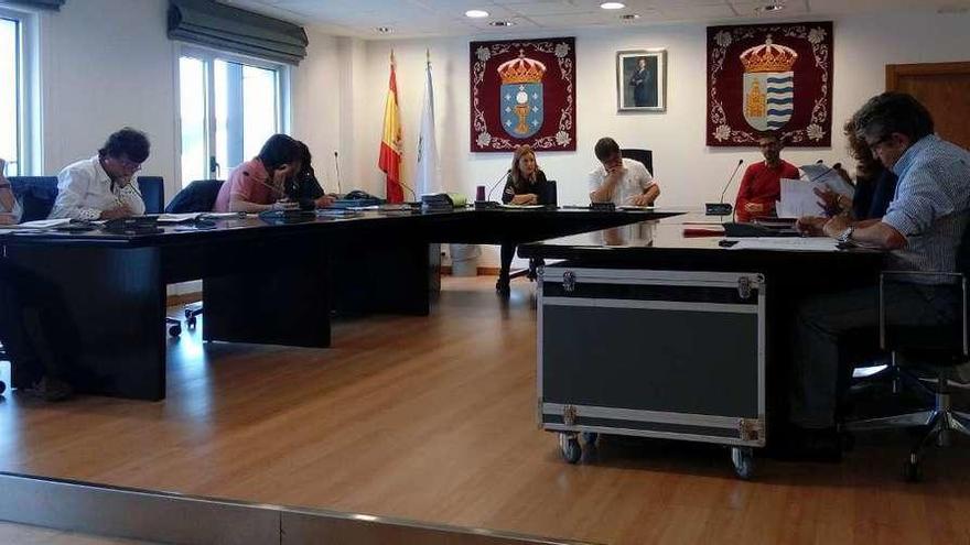 Pleno municipal de Miño, con solo cuatro ediles del PP durante el debate de la ordenanza de las terrazas.