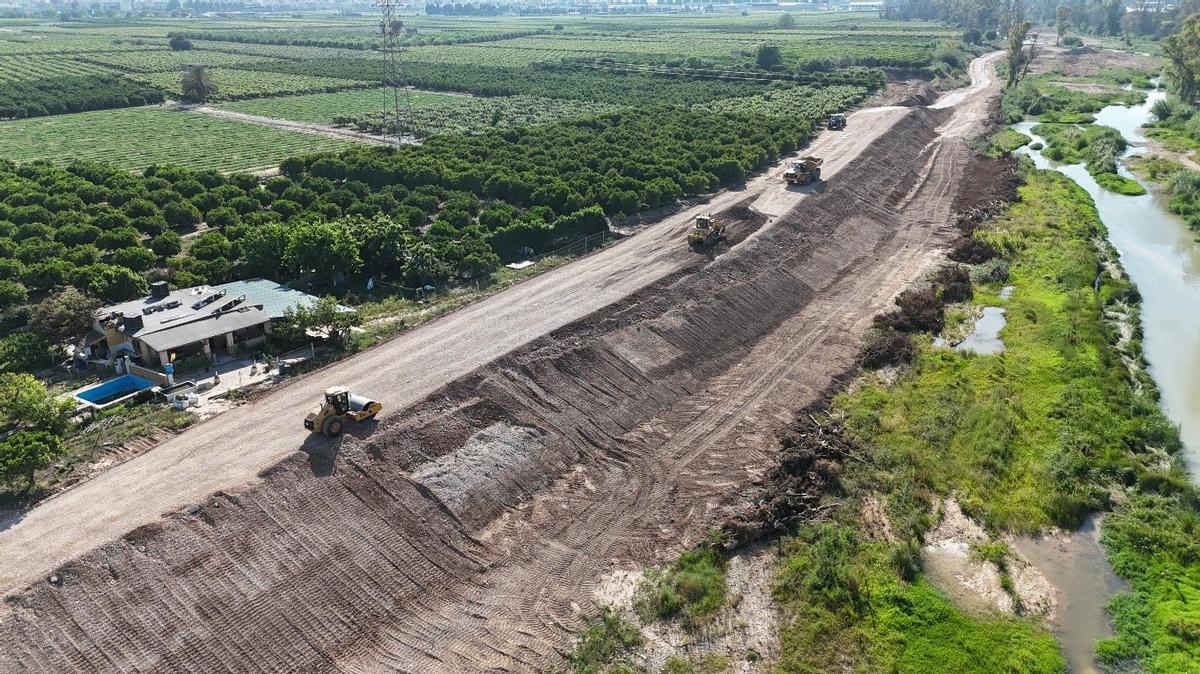Trabajos de construcción de la mota de Guadassuar.