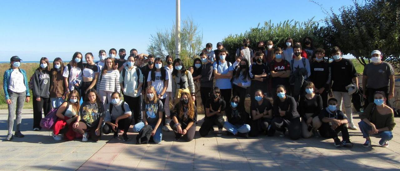 Algunos alumnos del instituto junto a miembros de Agró en una de las actividades. | LEVANTE-EMV