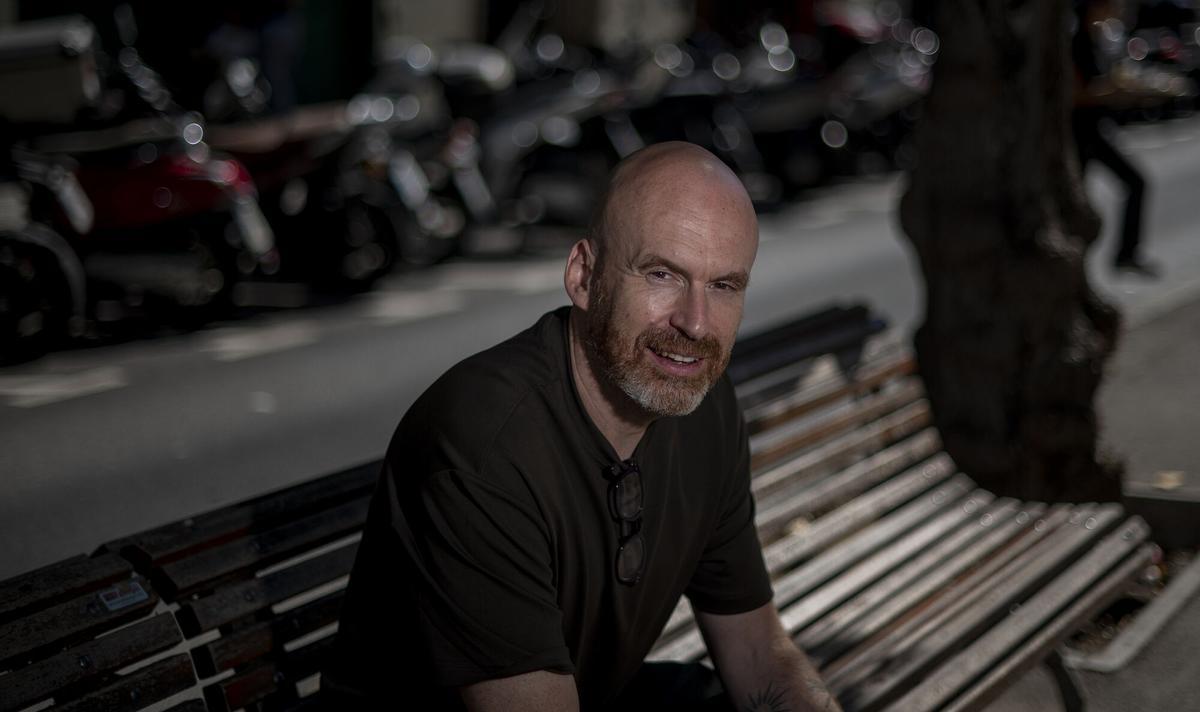 Barcelona. 15.09.2026.  Cultura.  El escritor inglés Matt Haig, autor de 'El tren de la medianoche' fotografiado en una de las calles de la ciudad con motivo de la promoción del libro. Fotografía de Jordi Cotrina
