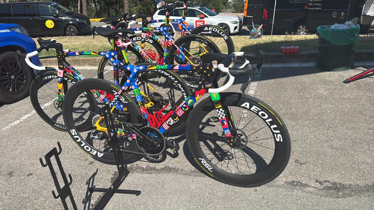 Las bicis que llevarán Ayuso y sus compañeros durante el Tour.